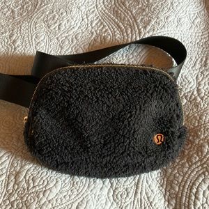Lululemon Everywhere Belt Bag 1L Black Sherpa
